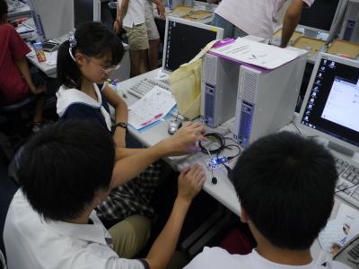 「明るさセンサ」を使って、測定のやり方を教えています。