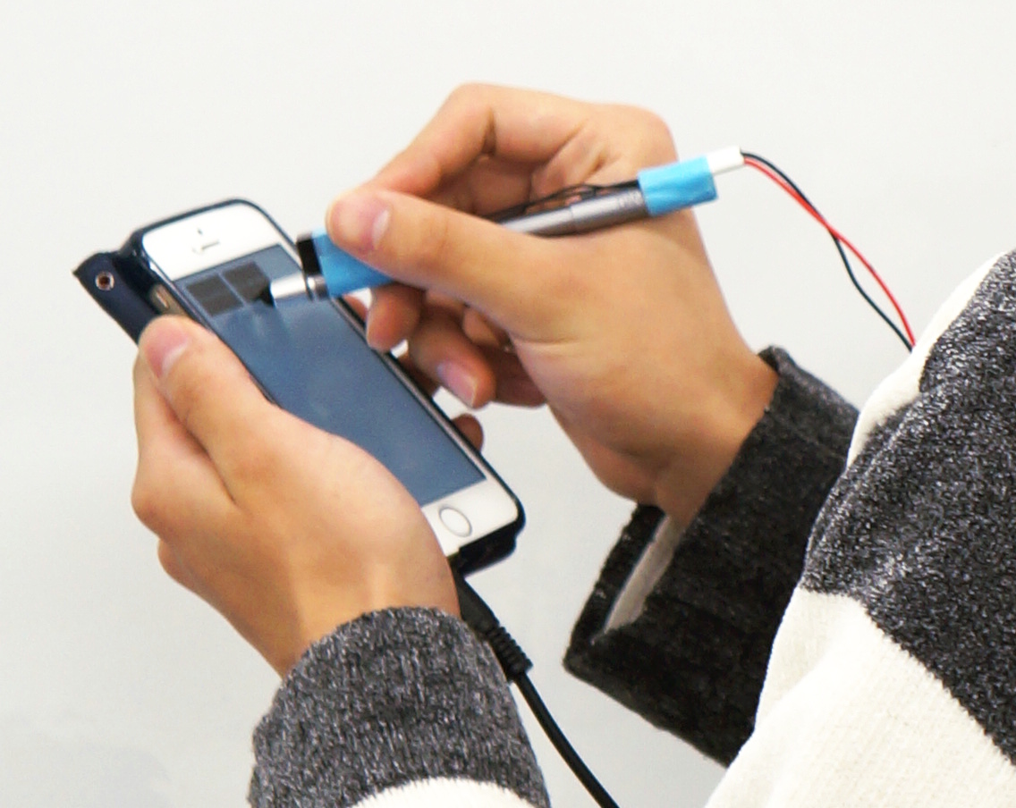 スマートフォンでVibraPenを使用している様子