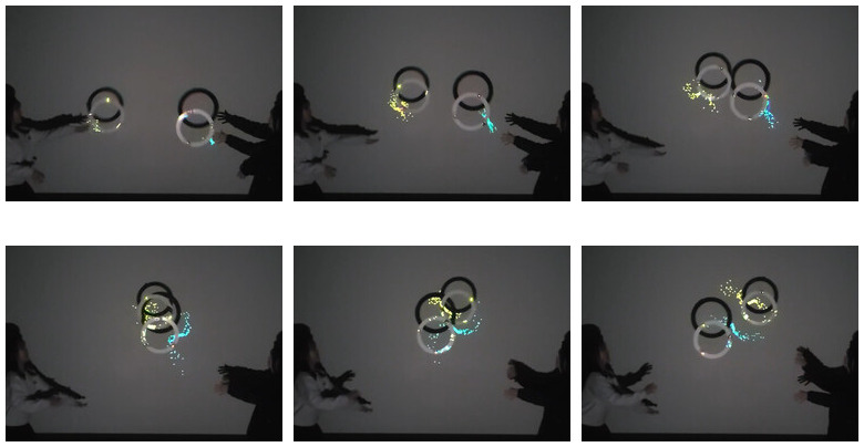 2個のリングが空中で交差している様子。交差した後もそれぞれのトラッキングが継続されている。